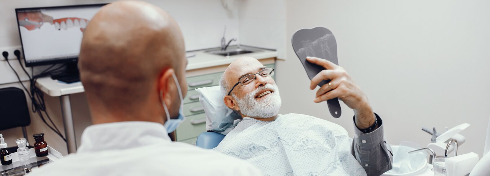 Patient bekommt Zahnimplantat Patient bekommt Zahnimplantat