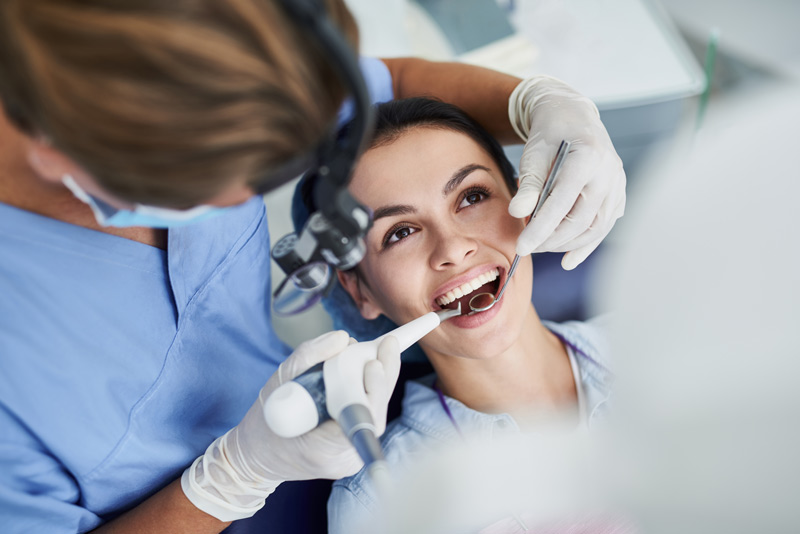 fachgerechte Diagnostik biem Kieferchirurgen Frau beim Oralchirurgen