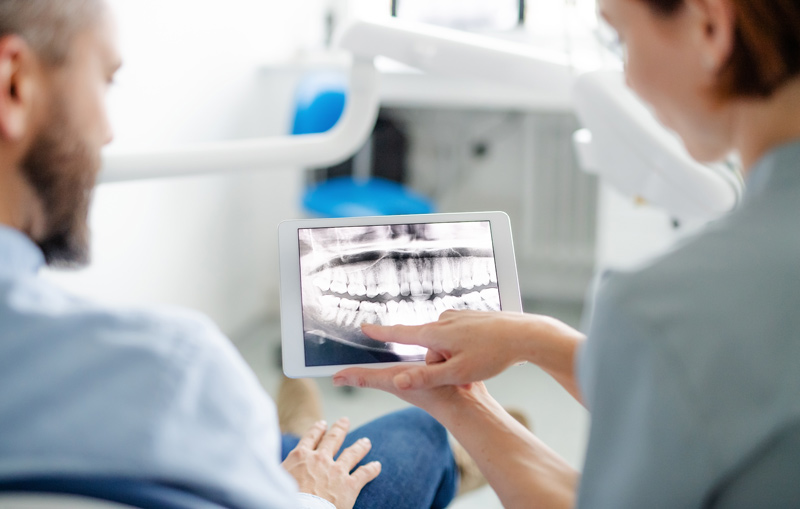 Mann beim Oralchirurgen Beratung für Oralchirurgie